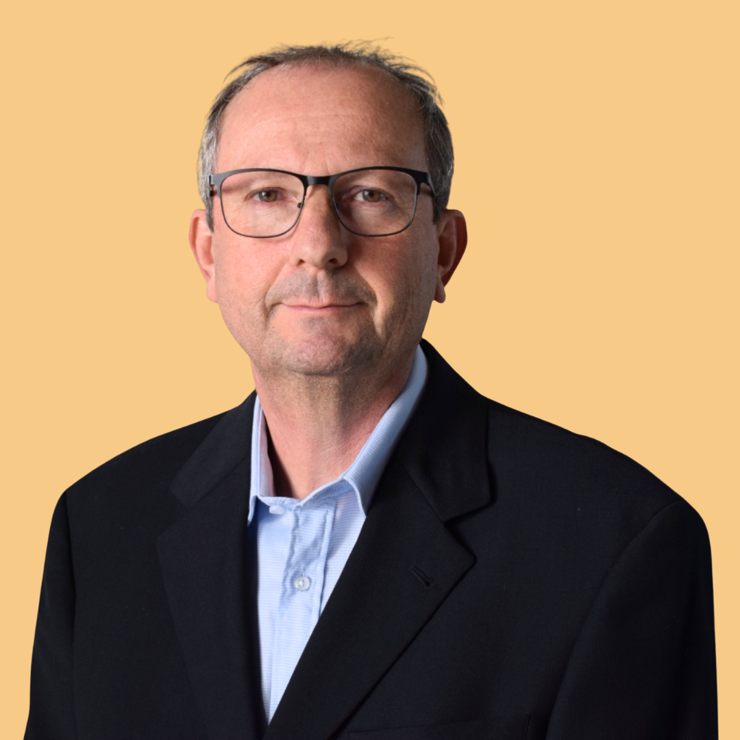 Âgé de 54 ans, marié et père de deux enfants, je suis issu d’une famille de viticulteurs. J’ai grandi à Romanèche-Thorins et j’y vis depuis maintenant vingt ans, profondément attaché à mon village et à son identité.

Après des études scientifiques à Montpellier, j’ai exercé plusieurs fonctions au sein de services de Recherche et Développement d’entreprises privées. J’ai ensuite intégré le ministère de l’Équipement, notamment dans un service de conception routière. J’occupe aujourd’hui un poste de chef de projet formation dans le domaine de l’urbanisme.

L’engagement collectif a toujours été au cœur de mon parcours. Je me suis investi dès 2014 en tant que représentant des parents d’élèves, puis en assurant pendant dix ans la présidence du club de tennis.

Mon engagement municipal s’est renforcé lors des élections de 2020, au cours desquelles j’ai conduit une liste. Depuis, j’exerce avec implication mon rôle de conseiller municipal, fort de six années d’expérience au service de la commune.

Mes parcours personnel et professionnel m’ont permis d’aborder concrètement les nombreuses compétences d’une commune, ainsi que les relations avec les collectivités et organismes publics, dans un environnement administratif de plus en plus complexe.

Aujourd’hui, je souhaite m’engager pleinement pour rendre à Romanèche-Thorins ce qu’elle m’a apporté. Je suis convaincu que la qualité de vie des habitants peut encore être améliorée grâce à une approche différente, collective, fondée sur l’écoute, l’intérêt général et le service de tous.