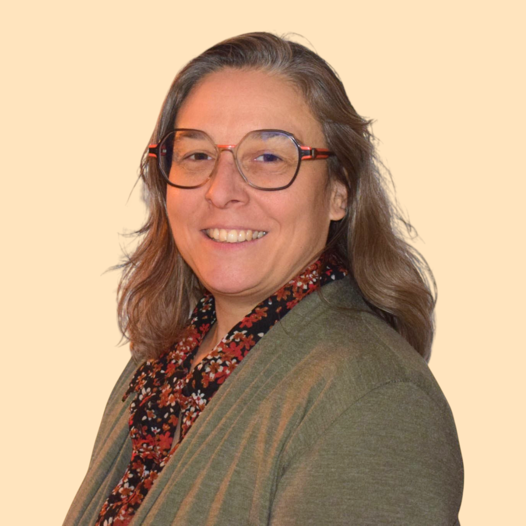 Âgée de 46 ans, mariée et mère de trois enfants, j’habite à Romanèche-Thorins depuis 23 ans.

Artisan et cogérante associée d’une société familiale avec mon époux, je connais les réalités du tissu économique local et les enjeux auxquels sont confrontés les commerçants et entrepreneurs de proximité.

J’ai déjà exercé un mandat en tant que conseillère municipale et communautaire à Romanèche-Thorins, une expérience qui m’a permis d’acquérir une bonne connaissance du fonctionnement des collectivités et des dossiers locaux.

Attachée à l’engagement local, je suis également vice-présidente de l’Union des commerçants et artisans de Fleurie et administratrice de la caisse locale du Crédit Agricole de Fleurie.

Aujourd’hui, je souhaite continuer à m’impliquer activement pour Romanèche-Thorins, en mettant mon expérience et mon énergie au service de la commune et de ses habitants.