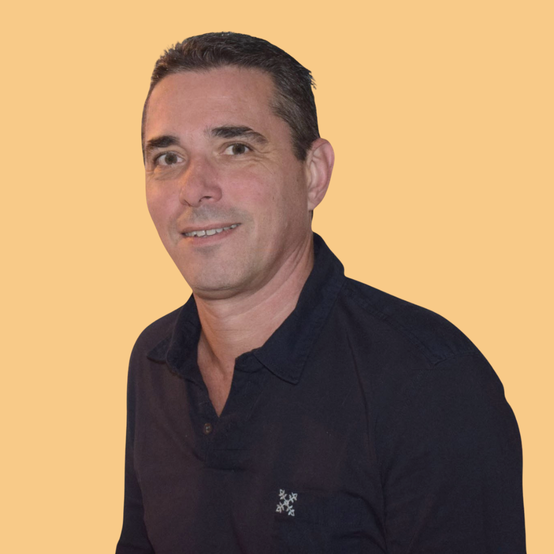 Coordinateur maintenance, je suis père de deux enfants.

Habitant de Romanèche-Thorins depuis 35 ans, au lotissement des Matis, je connais bien l’évolution de notre commune et ses enjeux.

J’ai déjà exercé deux mandats en tant que conseiller municipal, une expérience que je souhaite aujourd’hui mettre au service d’un nouveau projet pour Romanèche-Thorins, dans un esprit d’engagement et de continuité au service des habitants.