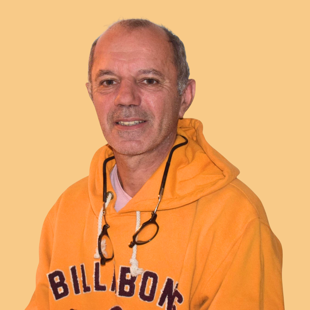 Natif de Romanèche-Thorins en 1970, issu d’une famille de viticulteurs du secteur de la Rivière, j’ai vécu dans différents quartiers de la commune — la Chanillière, le centre-bourg et les Combes, où sont nés mes deux enfants. Cet ancrage me permet de bien connaître l’ensemble du village et ses habitants.

Pépiniériste et paysagiste de métier, j’ai créé mon entreprise en mars 1994, une activité profondément liée à l’environnement, au cadre de vie et à l’aménagement du territoire.

J’ai exercé deux mandats municipaux, dont l’un au sein du bureau du SICTOM, en charge notamment des déchetteries, du ramassage et de la gestion des déchets, avec une responsabilité axée sur le développement durable. J’ai également siégé lors d’un mandat dans l’opposition.

Investi dans la vie associative, je suis actuellement vice-président de l’association Romanescœur, qui rassemble artisans, commerçants et vignerons, et je suis également bénévole au sein du comité des fêtes lorsque cela est nécessaire.

Très attaché à Romanèche-Thorins, je souhaite aujourd’hui mettre à profit mes idées et mon expérience pour contribuer à un village propre, aménagé, sécurisé et agréable à vivre pour tous.
