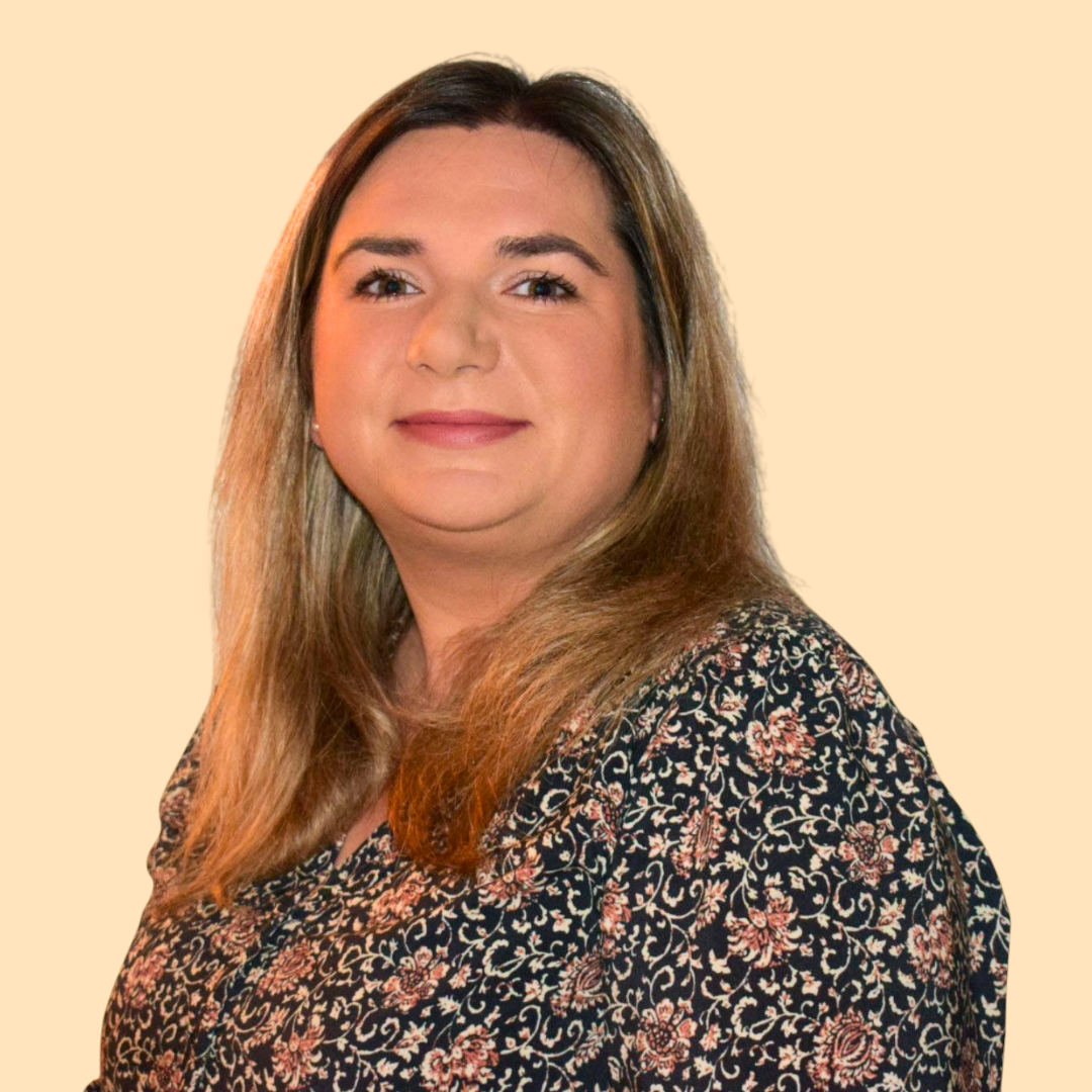 Âgée de 32 ans et mariée, je suis revenue m’installer à Romanèche-Thorins il y a deux ans, dans mon village natal où vivent mes parents et mes grands-parents. Profondément attachée à mes racines, ce retour s’est naturellement imposé comme une évidence.

Cheffe comptable de profession, j’ai développé une solide expérience en gestion, en organisation et en prise de responsabilités. Engagée dans la vie locale, je suis également trésorière de l’Amicale de la Classe en 3, ce qui me permet de participer activement à la dynamique associative du village.

Aujourd’hui, je souhaite m’engager au service de Romanèche-Thorins. Convaincue de l’avenir et du potentiel de notre commune, je veux contribuer à son développement tout en préservant son identité, renforcer son attractivité et permettre à chacun d’avoir envie d’y vivre, d’y fonder une famille et d’y construire son avenir.