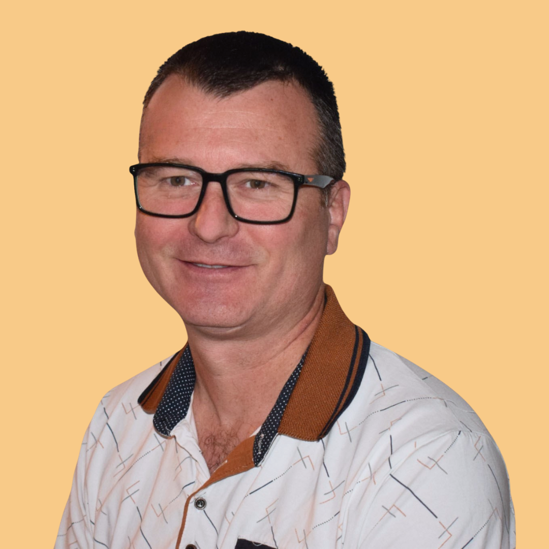 Âgé de 50 ans, marié et père de trois enfants, je suis responsable logistique dans le secteur industriel.

Petit-fils d’anciens commerçants du bourg, je suis profondément attaché à l’histoire et à l’identité de Romanèche-Thorins. Installé au quartier de La Maison Blanche depuis 2006, j’y ai construit ma vie familiale.

Actif dans la vie associative romanèchoise depuis une dizaine d’années, je me suis notamment investi au sein du Sou des Écoles et de la Vigneronne Sportive Romanèchoise.

En intégrant la liste « Élan Romanèchois », je souhaite renforcer mon engagement citoyen et participer de manière constructive à l’évolution de notre village, au service de ses habitants et de son dynamisme.