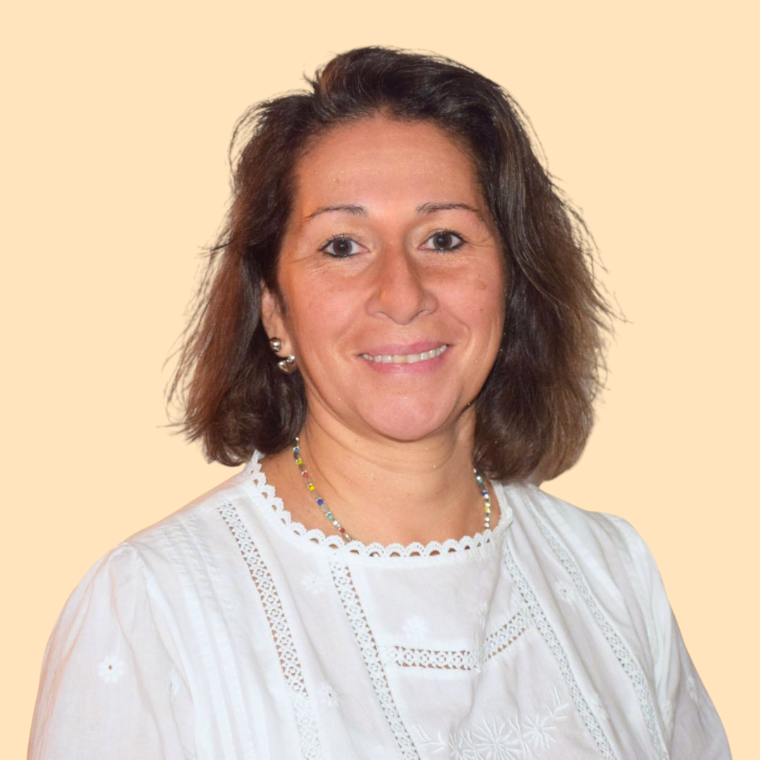 Ancienne sportive de haut niveau, je suis aujourd’hui particulièrement connue pour mon engagement en tant que professeure de danse au Foyer Rural.

Chorégraphe passionnée et infatigable, je mets régulièrement et bénévolement mon temps au service des manifestations locales, contribuant ainsi à leur dynamisme et à leur attractivité.

Très investie dans la vie associative de la commune — notamment au sein du Foyer Rural, du Comité des fêtes et de l'ADMR — je connais bien les attentes et les besoins des habitants. Mon expérience, mon énergie et mon sens du collectif me permettent de m’engager pleinement pour coordonner et animer la vie associative du village.