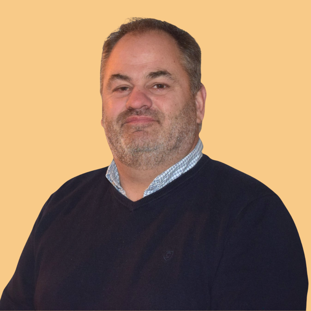 Âgé de 53 ans, marié et père de deux jeunes adultes, je suis issu d’une famille romanéchoise et j’exerce le métier de viticulteur depuis 1996.

Investi dans la filière viticole locale, je siège depuis vingt ans au conseil d’administration du Cru Moulin-à-Vent, dont j’ai pris la présidence il y a deux ans.

Conseiller municipal sortant, je suis élu au conseil municipal de Romanèche-Thorins depuis 2001, avec un mandat exercé en tant qu’adjoint. J’ai également participé à différentes commissions, notamment finances, bâtiments et voirie.

Sérieux, disponible et profondément attaché à ma commune, je souhaite mettre toute mon énergie et mon expérience au service de Romanèche-Thorins, afin de contribuer à un village dynamique et agréable à vivre pour tous.